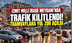 İzmit Milli İrade Meydanı’nda Trafik Kilitlendi! Tramvaylara Yol Zor Açıldı