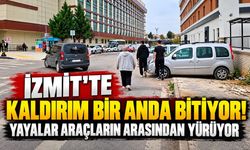 İzmit'te Kaldırım Bir Anda Bitiyor! Yayalar Araçların Arasından Yürüyor