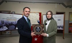 İzmit’te okul kütüphanesi açıldı: Vali Aktaş öğrencilerle satranç oynadı