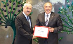 Kızılay’dan Gebze Belediye Başkanı Zinnur Büyükgöz’e Teşekkür Belgesi