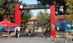 Kocaeli'de KPSS Heyecanı: Aileler Okul Önlerinde Bekliyor