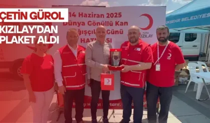 Çetin Gürol Kızılay’dan plaket aldı