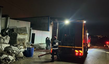 Gece yarısı panik yaratan olay: Kocaeli’de iş yerinde çıkan yangın ekipleri alarma geçirdi