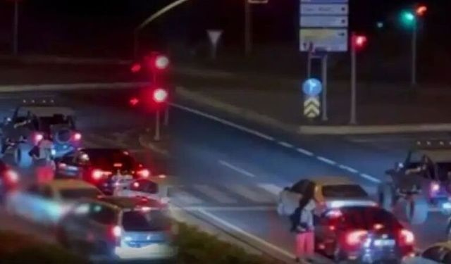 Karamürsel’de Mickey Mouse kostümlü şahıs trafiği birbirine kattı