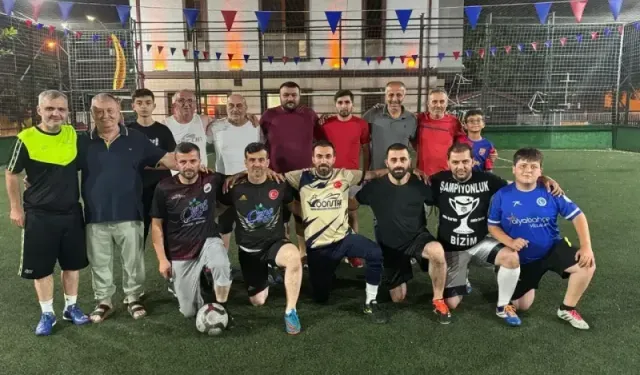 Derince’de Eski Futbolculardan Dostluk Maçı