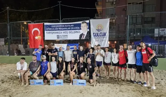 Gölcük’te Plaj Voleybolu Turnuvası Nefes Kesti