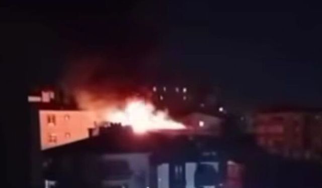 Çayırova’da çatı yangını mahalleyi sokağa döktü