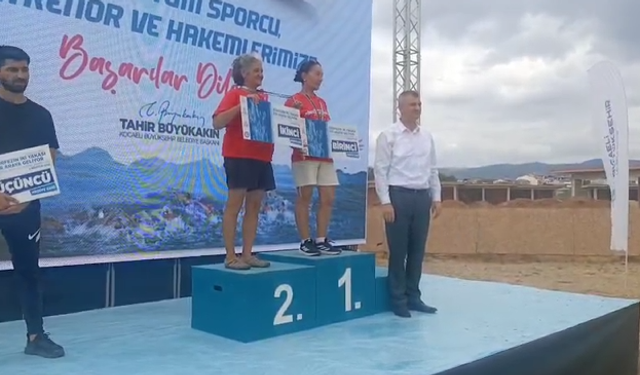  Yüzücü yarışmacılara Gölcük Belediye Başkanı Ali Yıldırım Sezer ödüllerini verdi
