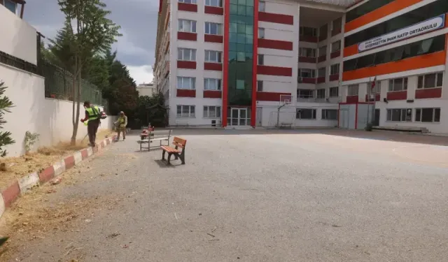 Çayırova'da okul bahçelerinde ot biçme çalışması yapılıyor
