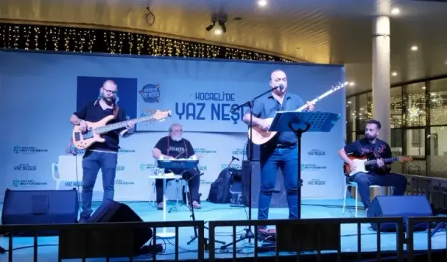 İzmit Milli İrade Meydanı’nda “Rockabesk” konseri