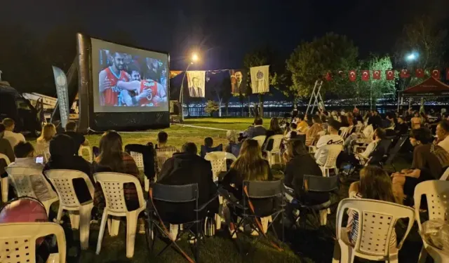 Başiskele'de dev ekranda maç keyfi