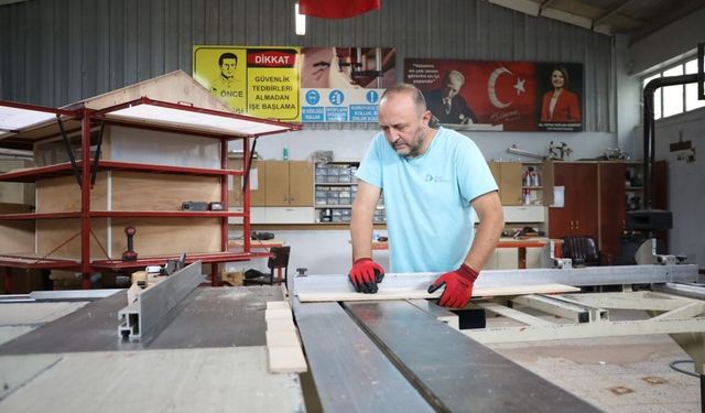 İzmit Belediyesi atölyeleri fabrika gibi üretmeye devam ediyor