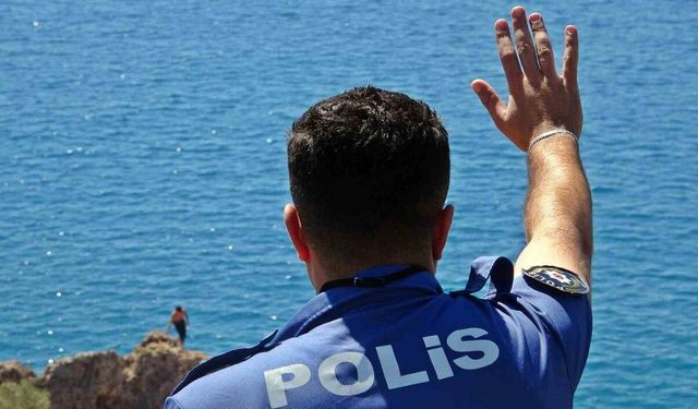Falezlerden tehlikeli atlayış keyfine, polisin ‘atlarsan karakola götürürüm’ sözü engel oldu
