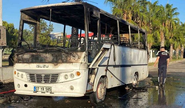 Park halindeki midibüs alev alev yandı
