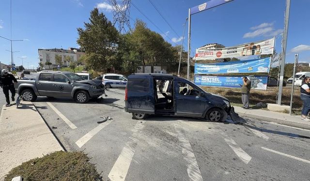İki araç çarpıştı yaralı sürücü hastanede