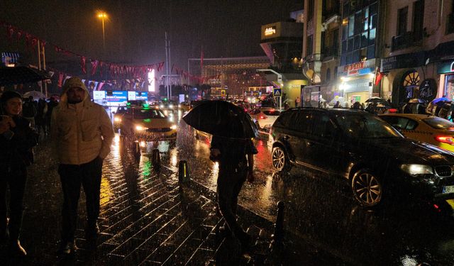 İstanbul’da Sağanak Yağış Hayatı Olumsuz Etkiledi