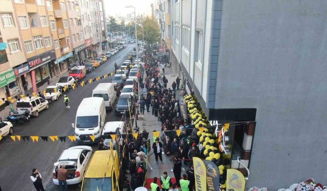 Kartal’da indirim kuyruğu: 1000 liralık ürünü 100 liraya almak için saatlerce beklediler
