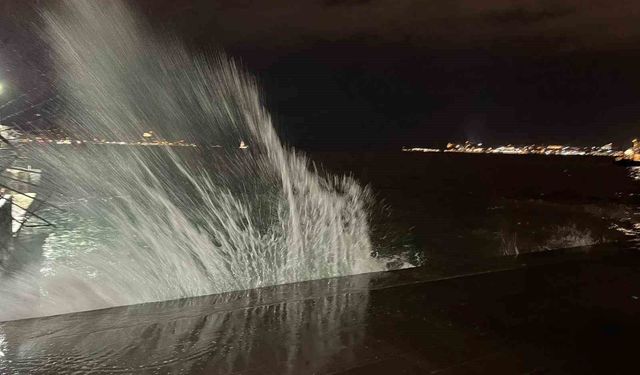 İstanbul’da Kuvvetli Rüzgar ve Yüksek Dalgalar Sahilleri Vurdu