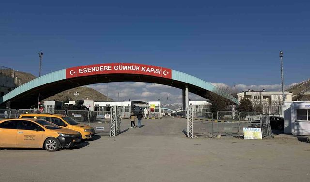 Esendere Sınır Kapısı’nda Sessiz Bekleyiş