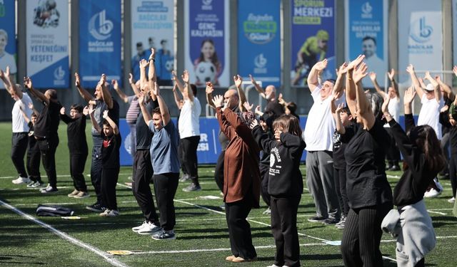 Çocuklar ve yetişkinler zumba etkinliğinde bir araya geldi