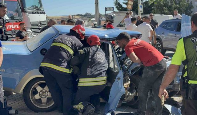 Darıca’da Kontrolden Çıkan Otomobil Karşı Şeride Geçti: 3 Yaralı