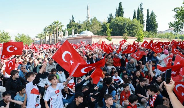 Gebze'de Şafak Vaktinde Milli Mesai: Dünya Kupası Heyecanı Kent Meydanı’nı Doldurdu
