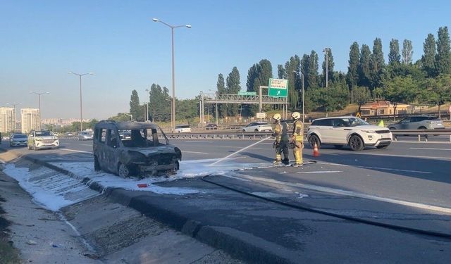 Esenyurt TEM Otoyolu'nda hafif ticari araç alev alev yandı