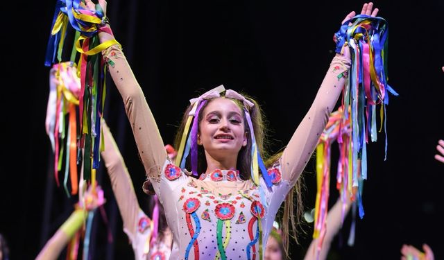Kocaeli'de Muhteşem Karne Hediyesi: Karneval'da "Luna" Işığı Saçıldı