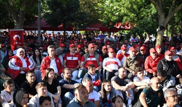 Kartepe’de Milli Heyecan: Yüzlerce Kişi Dev Ekranda Maçı İzledi