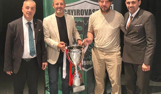 Çayırovaspor Şampiyonluk Kupasını Kaldırdı! Necmettin Erbakan Salonu'nda Tarihi Gece