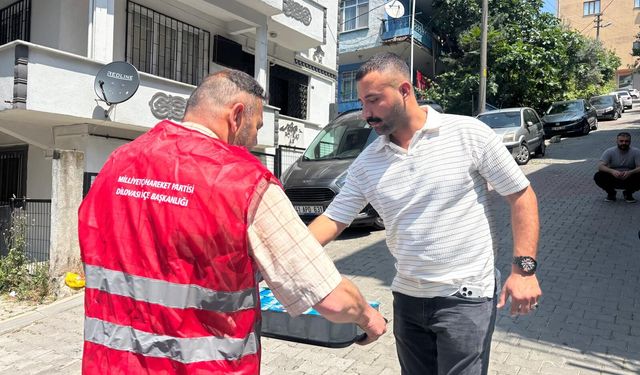 MHP Dilovası’ndan Alkış Alan Hareket! Sıcak Havada Noter Sırası Bekleyen Vatandaşlara İkram