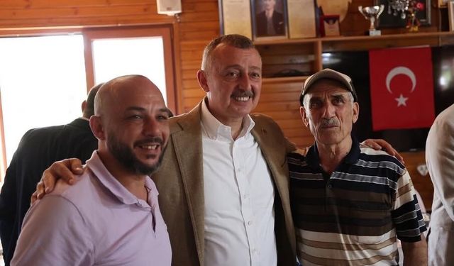 Derince'de Yörükler’den Tahir Büyükakın’a Şiirli Sürpriz: "Oyunu Ver Keyfine Bak"