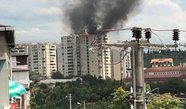 Gebze'de Korkutan Yangın: Binanın Çatısı Alev Alev Yandı