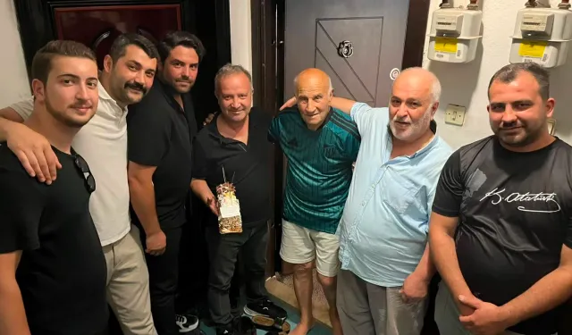 Kocaelispor’da Muazzam Vefa: 93 Yaşındaki Efsane Kaleci Sümer Yüzer’e Meşaleli Doğum Günü Sürprizi!