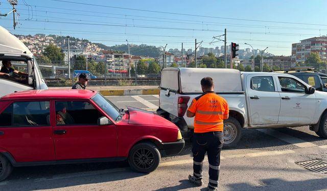 İzmit'te Büyükşehir önünde kaza! Sabah trafiği kısa süre aksadı