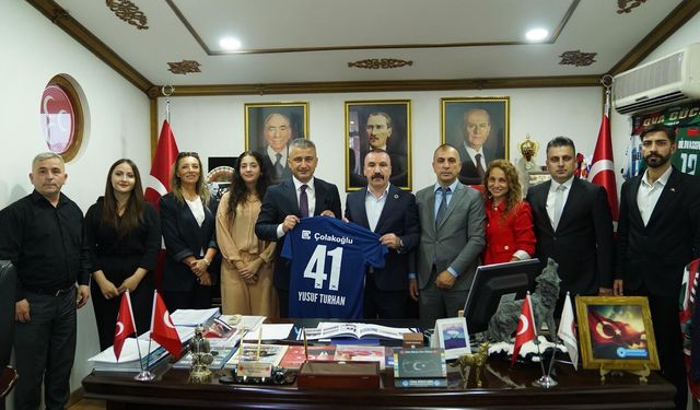 MHP Dilovası'na anlamlı ziyaret! Forma hediyesi takdim edildi