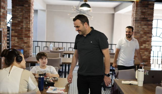 Başiskele Belediye Başkanı Yasin Özlü Kitaphane’de Öğrencilerle Buluştu