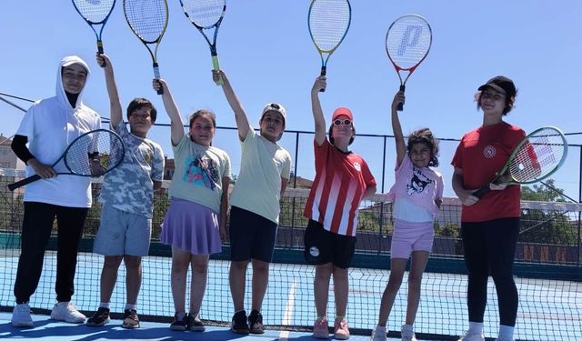 Körfez Belediyesi’nden Gençlere Ücretsiz Tenis Kursu Müzdesi