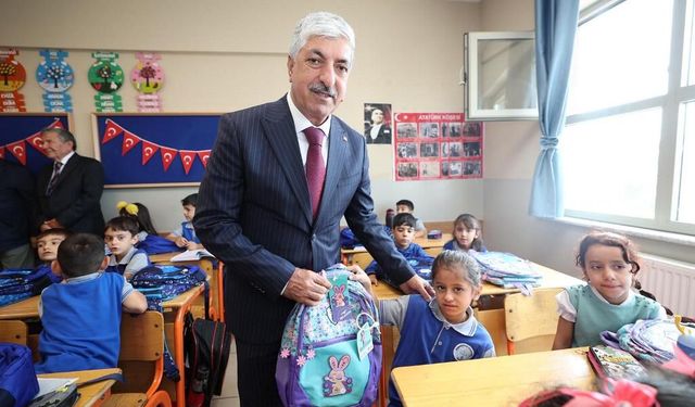 Dilovası’nda Birinci Sınıf Öğrencilerine Çanta Ve Kırtasiye Desteği