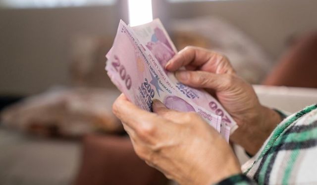 Başvuru tarihine takılan emeklinin maaş farkı gündemde! Milyonların beklediği yanıt SGK'dan geldi