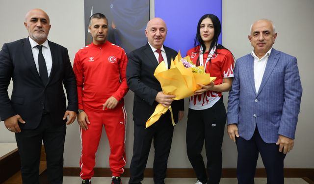 Darıca’nın Dünya Şampiyonu Ezel Nur Karalar’a Altın Ödülü