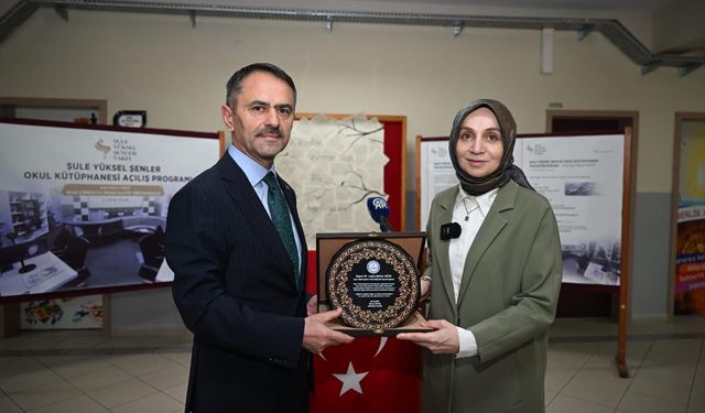 İzmit’te okul kütüphanesi açıldı: Vali Aktaş öğrencilerle satranç oynadı