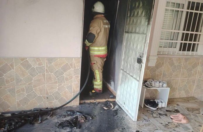 Arsuz’da Müstakil Evin Deposu Alev Alev Yandı: Ekiplerin Hızlı Müdahalesi Evi Kül Olmaktan Kurtardı