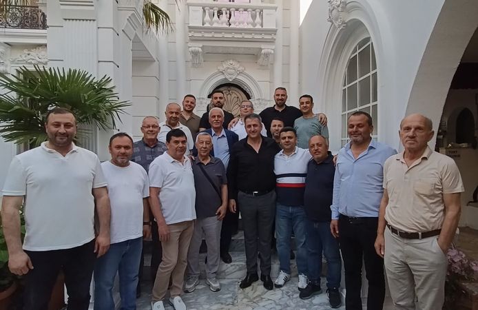 Kocaeli Şoförler Odası Başkanı Seyfi Özkar’dan Dostluk ve Lezzet Gecesi! Ünlü İsimler Bir Araya Geldi