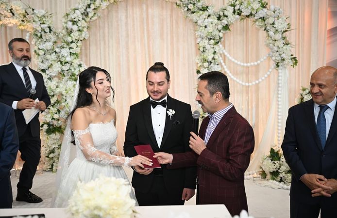 Kocaeli'de bürokrasiyi buluşturan düğün: İl Sağlık Müdürü Pehlevan’ın mutlu günü!