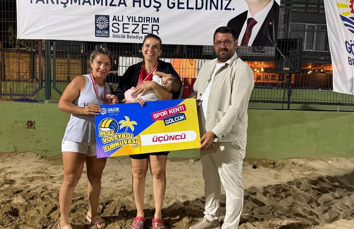 Gölcük'te plaj voleybolu turnuvası sona erdi