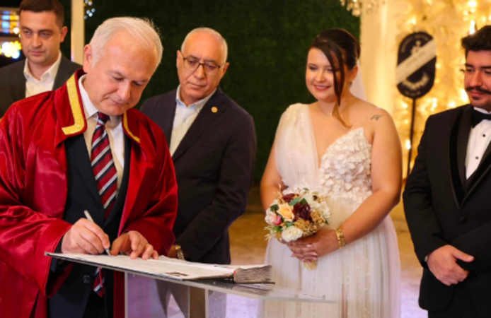 Eray Akbal ile Bengisu Şentürk'ün Nikahı Karamürsel Belediye Başkanı'ndan