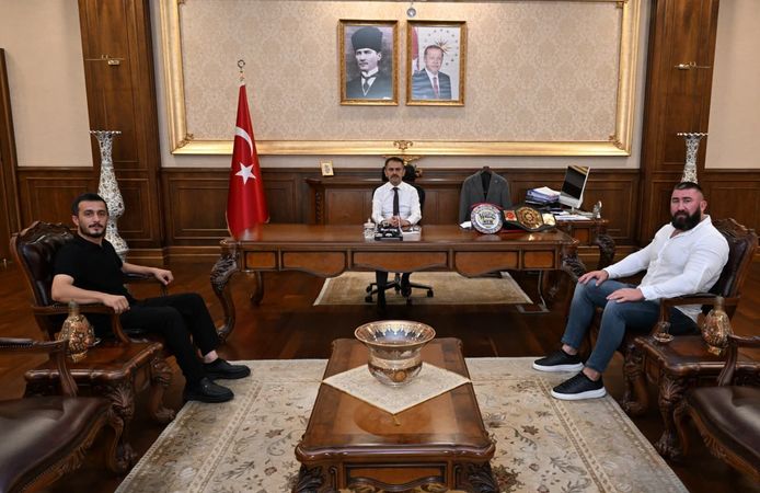 Milli Kick Boksçu Muhammed Dursun’dan Vali İlhami Aktaş’a Ziyaret