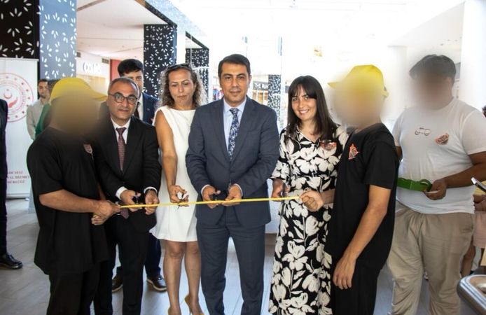 İzmit Çocuk Evleri'nden Sanat Dolu Sergi: "Sarı Şapkalı Çocuk" Açıldı