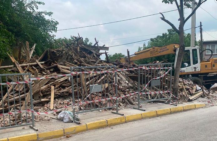 Gölcük'te Metruk Yapılara Geçit Yok